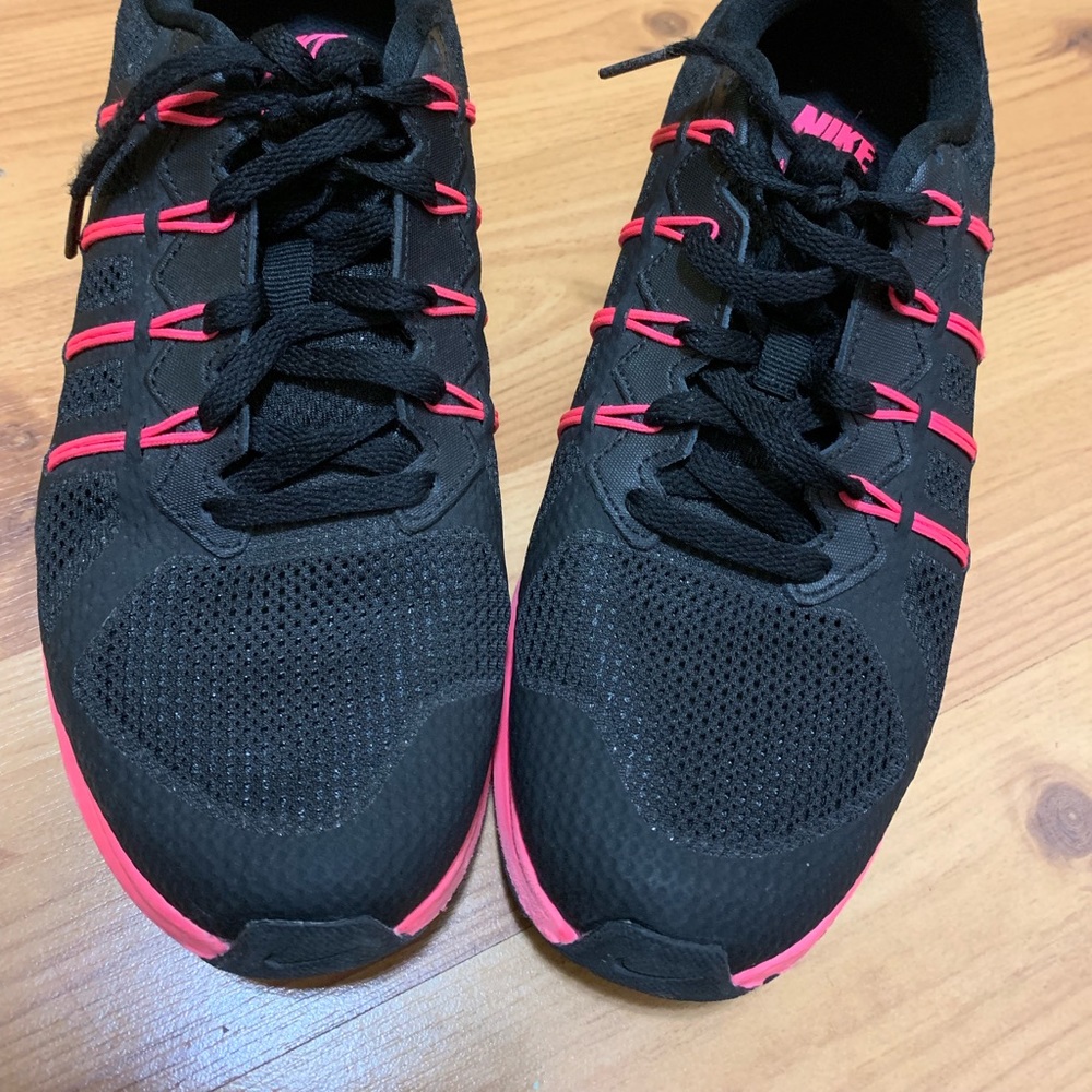 Black and pink nike max dynasty